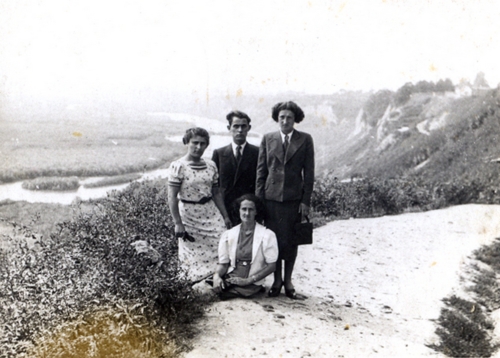 Maurycy, Anna (standing) and Dora Nelkin (sitting), 17 July 1938